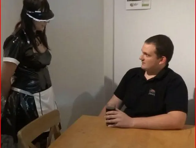 Gast verführt braves Serviermädchen