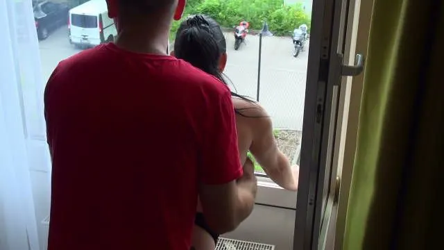 Public werde richtig geil am offenen Fenster durch gevögelt