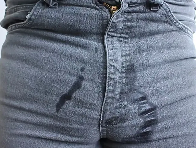 Uralte 80er Stretch-Jeans rausgeholt und eingepisst.