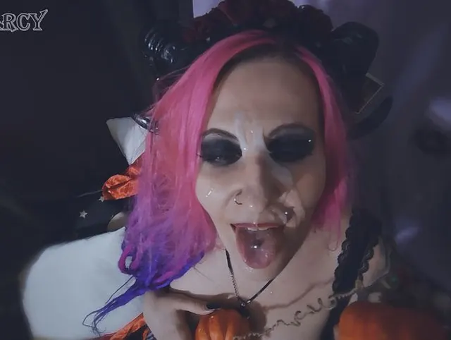 Dämon Mädchen Halloween Blowjob und Gesichtsbehandlung