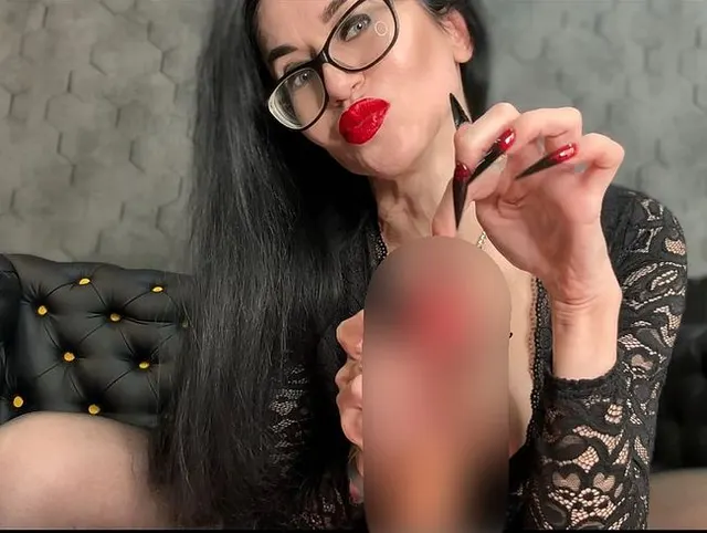 Heiße, schwarze, lange Nägel, scharfe Krallen und freche Handjobs mit Spucke