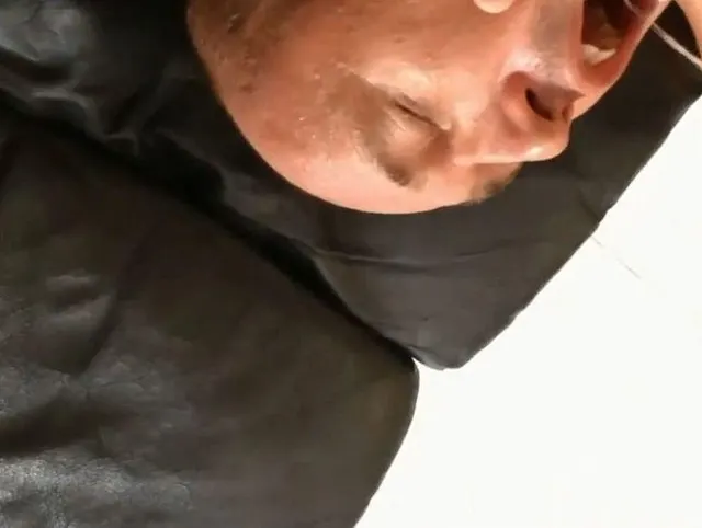 Mein freund fickte mich tief in den mund und fertig und ich spuckte sein sperma in den mund