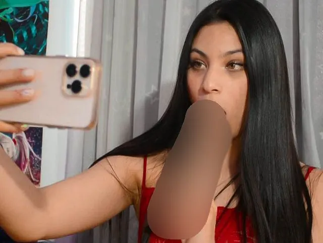 Lana Dumont nimmt ein Video für die Modellehrerin auf