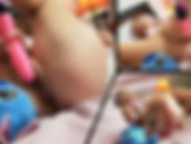 Süßes Hentai-Mädchen spielt mit feuchter Muschi.