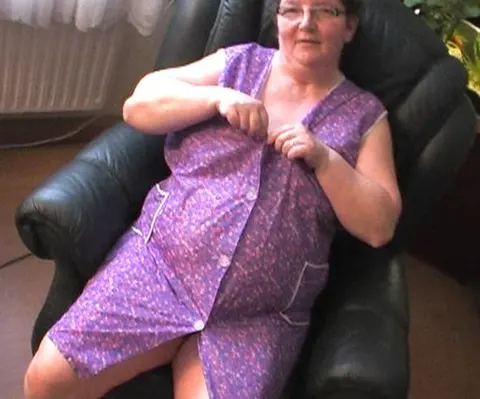 Oma B. nach der Hausarbeit - nackt & voller Lust.