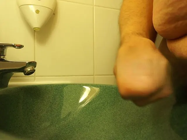 Wichsen im Hotel bis es kommt der geile Saft wer mag ihn kosten mein Saft