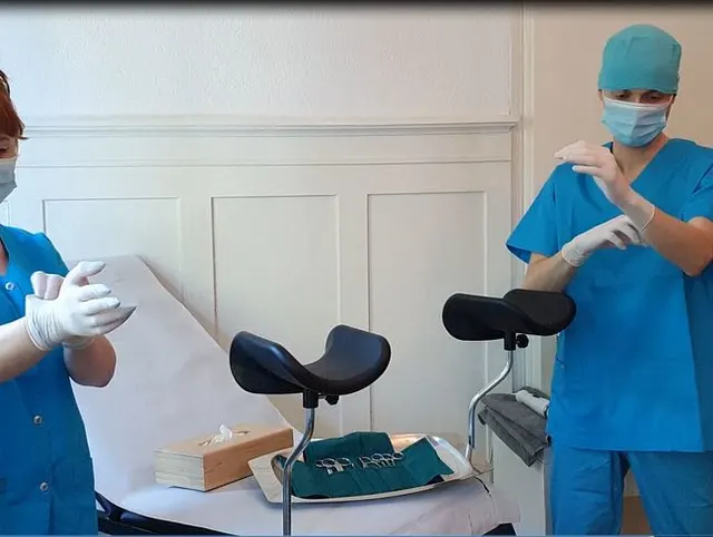 Frau Doktor Tinka und Herr Doktor von Bangen bereiten sich für deine Untersuchung vor