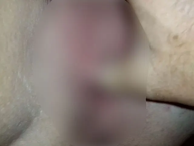 Feuchte Muschi mit dem Daumen massiert und gefickt bis ich komme