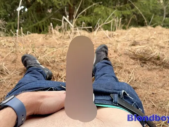 Twink wixt seinen grossen Schwanz outdoor in der Natur