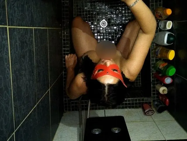 Die freche MILF mit den großen Titten ist eine dreckige Piss-Sperma-Hure