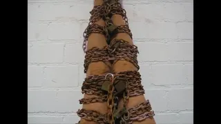 Bondage mit ketten in einer Lagerhalle
