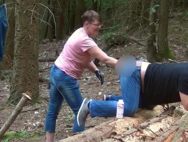 Analer Faustfick im Unterholz - Femdom Outdor Fisting