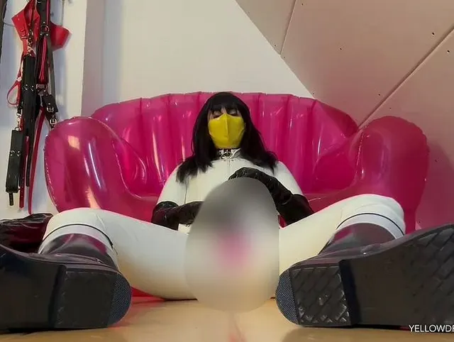 Weißes Latex und Gummistiefel machen mich richtig geil
