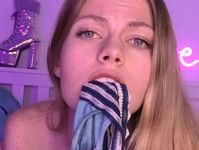 JOI: Ich wichse dich mit meinem nassen Höschen, nachdem ich sie vollgespritzt habe