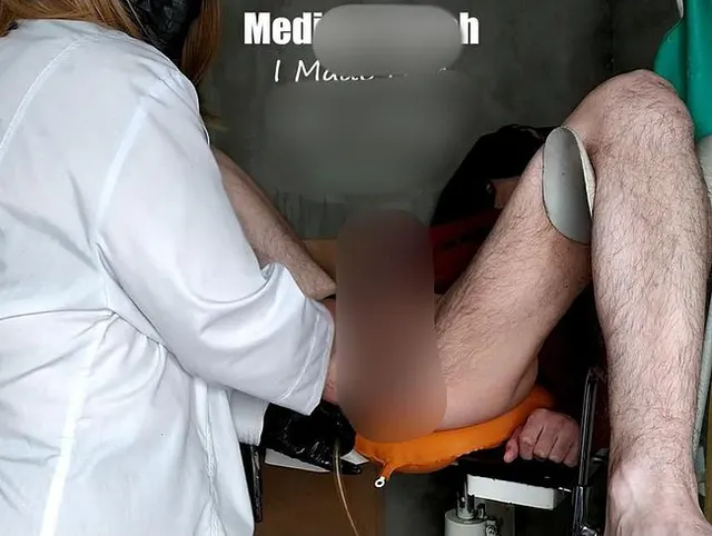 Medizinischer Fetisch - Ich habe ihn während des Einlaufs zum Abspritzen gebracht