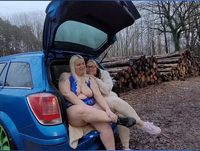 Ich überrasche Pina Peach mit einem Outdoor-Dreier