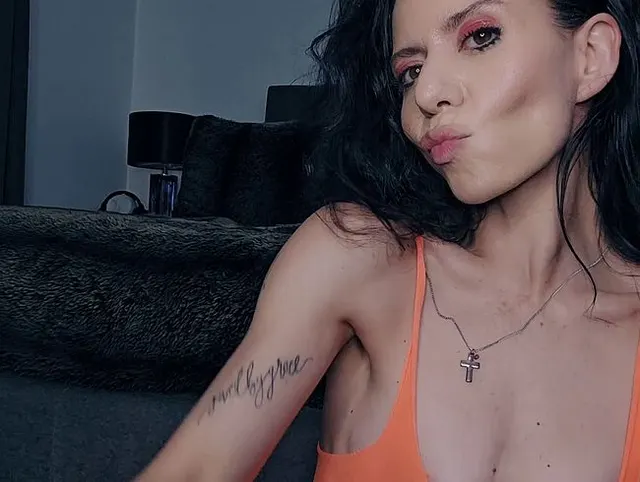 Natalie Carter cremet meine Muschi vor der Arbeit explizit ein
