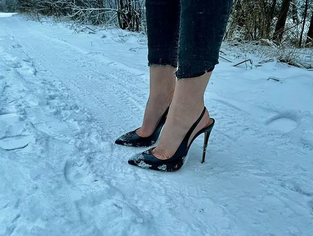Schwarze klassische Stiletto High Heels ohne Fersenkappe, 12 cm Absatz bei mir und auf Schnee und Eis