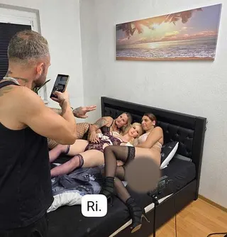 Da liegt ja eine Sex Puppe im Bett. Hoffen da kommt noch eine richtige Frau.