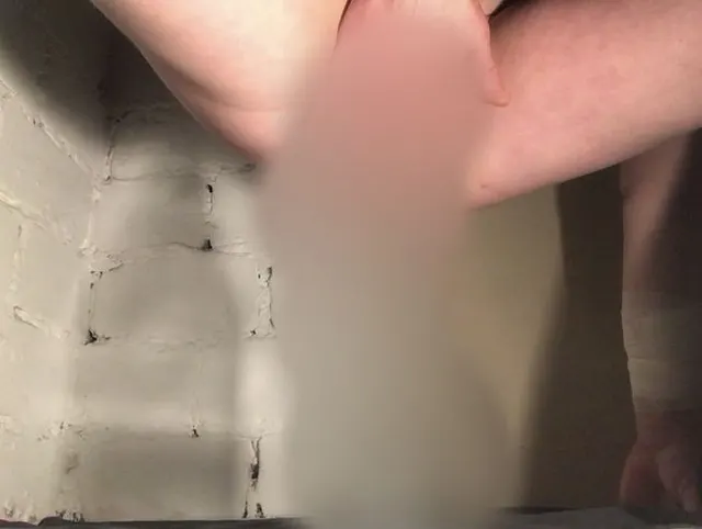 Die große Glasflasche tief im Po