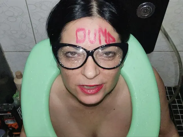 Gottverdammt! Ich bin so eine dumme, menschliche Toilettenfick-Hure. SCHAU MICH AN!