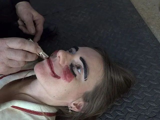 Milf in der Zwangsjacke gefistet