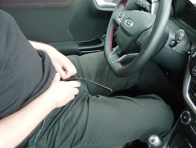 Notgeil im Auto 1 ** Cock Ringe **