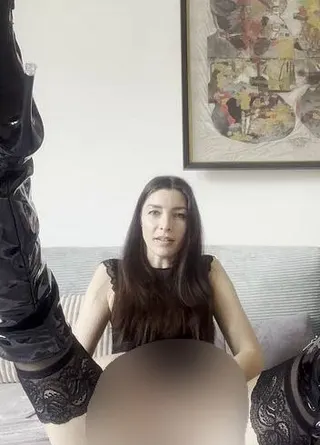 Wie findest du denn so meine geilen Lackstiefel? hm? ;)