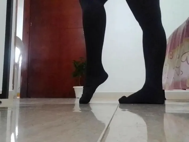 Schau mir zu, wie ich in High Heels und Strümpfen tanze Teil 2