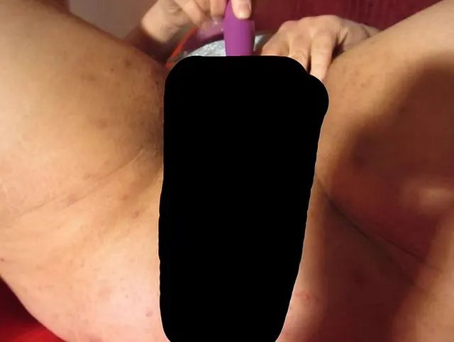 Lila Vibrator massiert unrasierte Muschi!