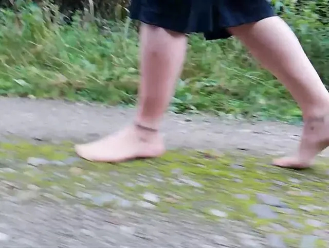 Nylonfüße machen einen Spaziergang in der Natur