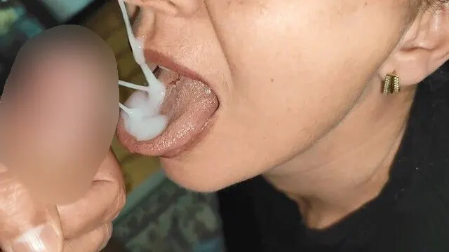 Reife MILF-Ehefrau bläst, bis ihr Mund gefüllt ist