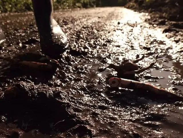 Gummistiefel Crushing - Püppchen im Matsch - sehr schlammig