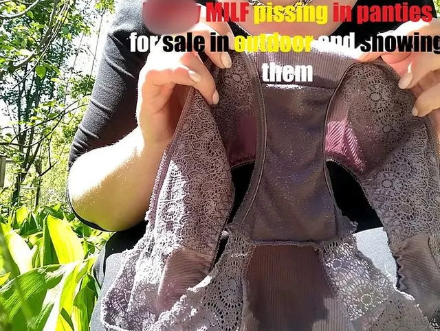 Geile MILF pisst draußen in Höschen zum Verkauf und zeigt sie