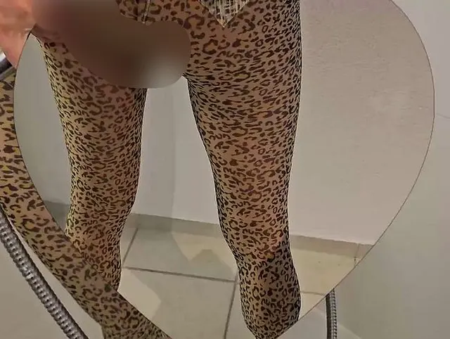 Trailer zur Duschaktion im Leo-Catsuit, Masturbation und auslaufende Nacktschnecke