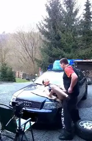 Outdoor... Bunny lässt sich geil auf der Motorhaube FICKEN ! Teil 1"