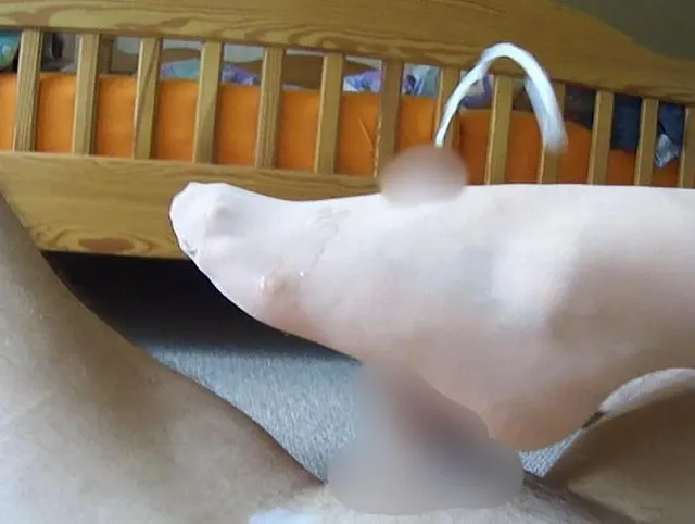 Footjob in hautfarbener Feinstrumpfhose mit Cumshot