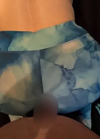 Geile Sporthose holt alles aus ihm raus