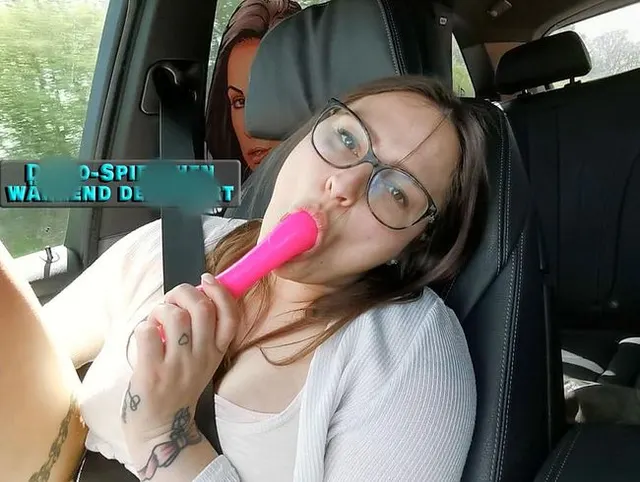 Dildo-Spielchen während der Fahrt