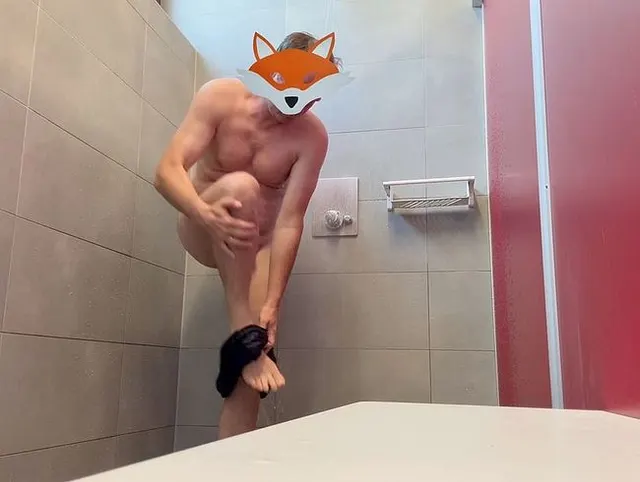 In der Freibad Dusche geil abgespritzt und die MDH Webcam lief dazu!
