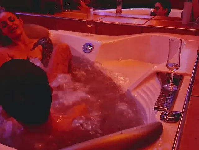 Ich schlucke sein Sperma im Whirlpool