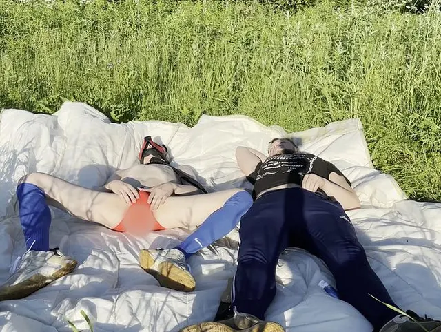 Ein Rüde fickt einen Welpen im Wald