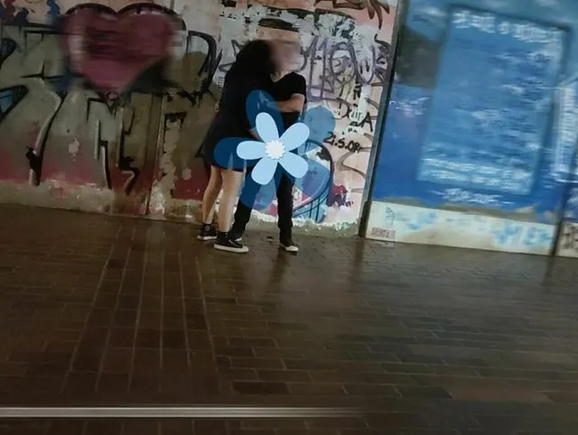 Stiefmutter wichst und bläst dem Stiefsohn den Schwanz an einem öffentlichen Ort