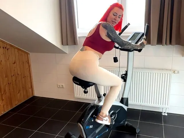 Schüchterner Fitnesstrainer,(20) zum Sex verführt! Dieses Training wird er so schnell nicht vergessen!