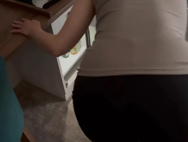 Sie wollte sich was zum trinken holen aber trinkt zuerst meinen Saft
