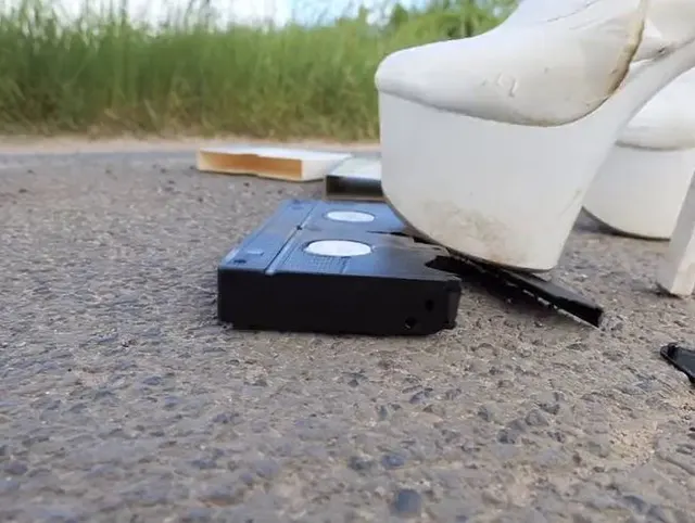 VHS Crushing - Der letzte Dreh mit den geilen weißen Lackoverknees - VHS kaputt - Overknee kaputt