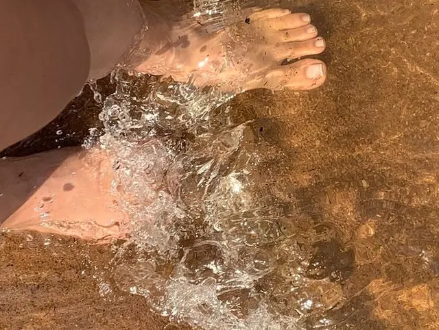Ich bade meine Füße in reichhaltigem Wasser!!