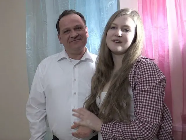 Suggar-Daddy fickt Kücken Julia!!!