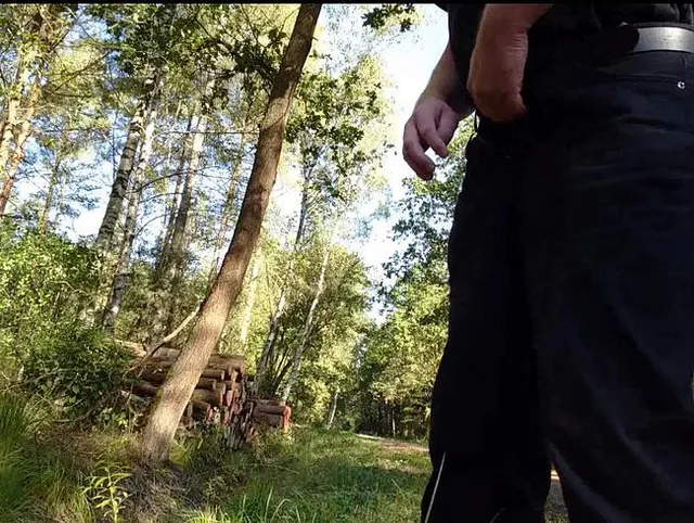 Pissen beim Spaziergang