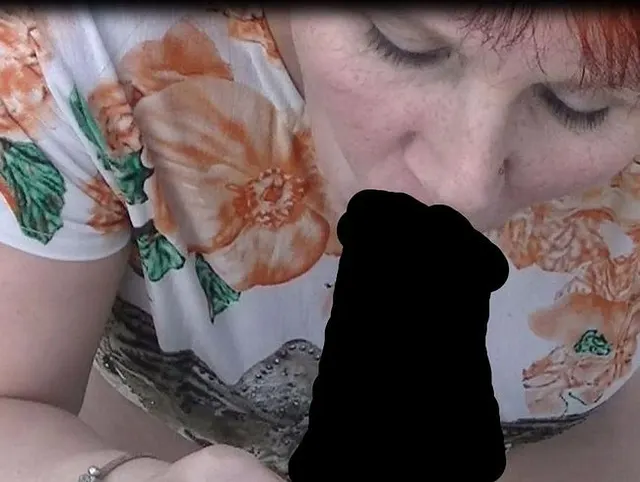 Die Milf bläst  den  jungen Burschen